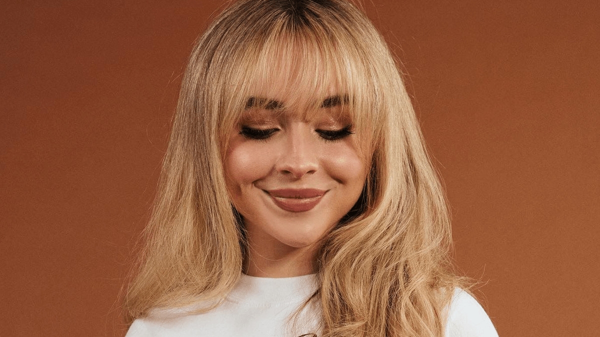Sabrina Carpenter revela capa e data de lançamento do disco “emails I can’t send”