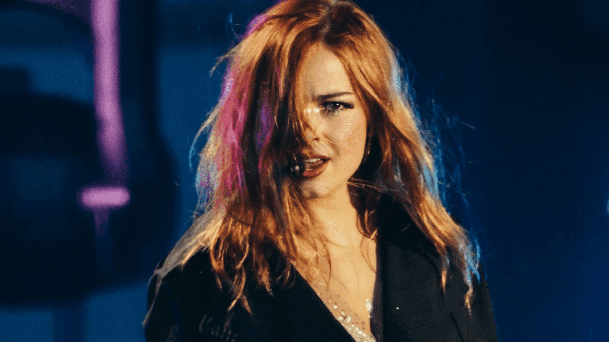 Addison Rae realiza sonho e apresenta show pop performático no Lollapalooza Brasil 2026
