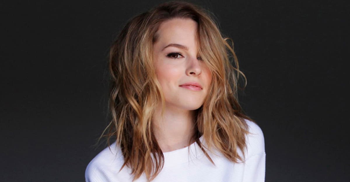 Retorno surpresa: Bridgit Mendler quebra hiato de uma década e lança EP inédito