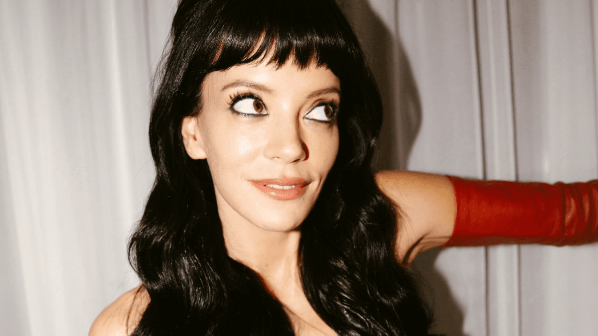 Lily Allen manda recado em português, cita Patixa e diz que quer “dançar com os gays” após confirmar show em São Paulo