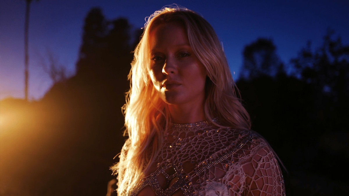 Zara Larsson anuncia o álbum “Midnight Sun” com lançamento marcado para setembro