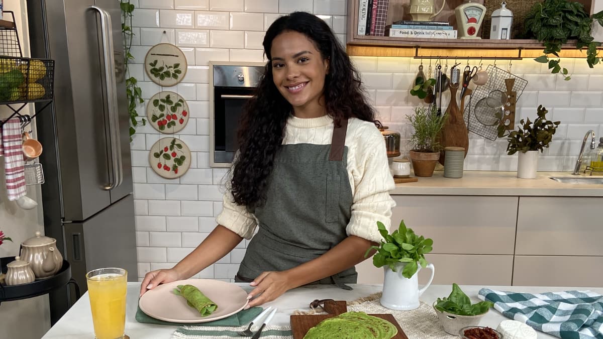 Bella Campos mostra dotes culinários com receita vegetariana que aprendeu com a mãe