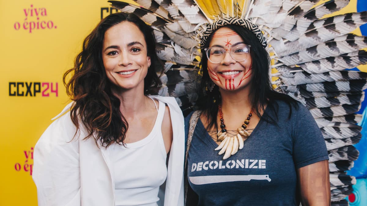 Alice Braga e Daiara Tukano resgatam história de indígenas perseguidos durante a ditadura na audiossérie “Yawara”